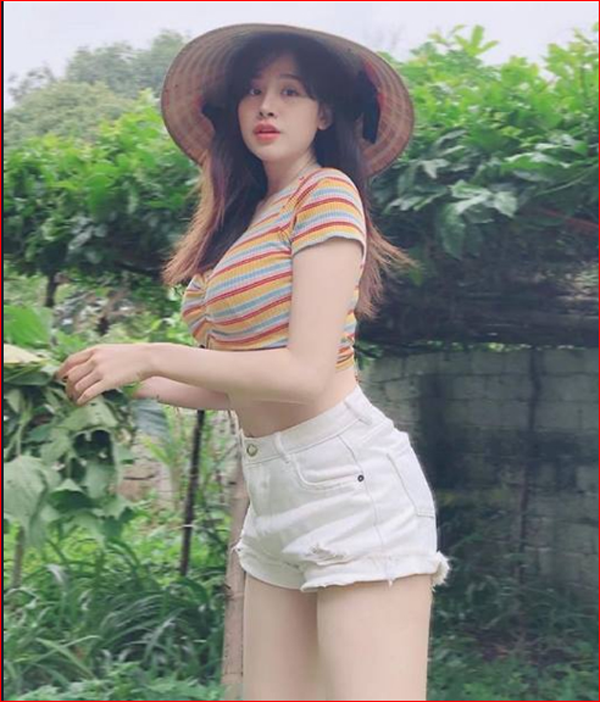 Trang điểm sương sương rồi mặc quần hotpans kết hợp áo croptop ôm sát, Bà Tưng một lần nữa được cho là đang diễn chứ không phải đang lao động thực sự.