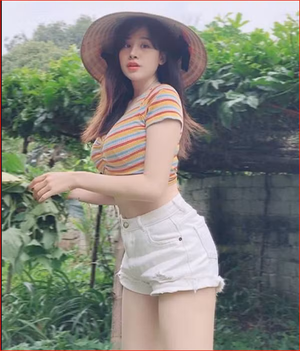 Trang điểm sương sương rồi mặc quần hotpans kết hợp áo croptop ôm sát, Bà Tưng một lần nữa được cho là đang diễn chứ không phải đang lao động thực sự.