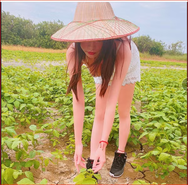 Không chỉ được các cô gái trẻ nước ngoài yêu thích, kiểu chụp ảnh này còn được nhiều hotgirl Việt thử sức.