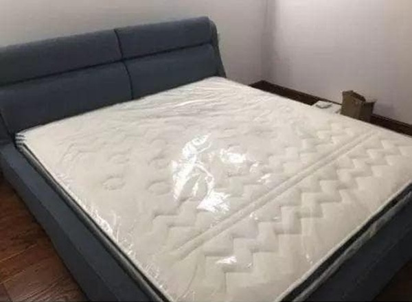 Thực tế, lớp màng bọc bên ngoài đệm có tác dụng bảo vệ đệm khỏi bị bẩn trong quá trình bảo quản và vận chuyển. Nó cũng giống như lớp nilon bọc ngoài của nhiều món đồ gia dụng chúng ta mua.