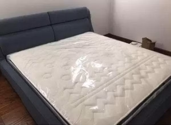 Thực tế, lớp màng bọc bên ngoài đệm có tác dụng bảo vệ đệm khỏi bị bẩn trong quá trình bảo quản và vận chuyển. Nó cũng giống như lớp nilon bọc ngoài của nhiều món đồ gia dụng chúng ta mua.