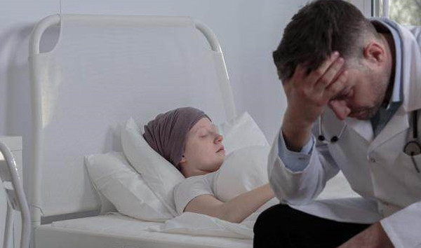 Cụ thể, cơ quan Nghiên cứu Ung thư Quốc tế xếp loại formandehit thuộc nhóm 1 (chất gây ung thư). Formandehit gây ra tình trạng kích ứng mũi và cổ họng. Tình trạng đặc biệt dễ xảy ra với những người nhạy cảm.