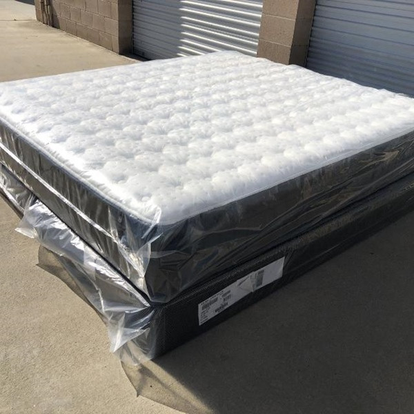 Tiếp xúc thời gian ngắn, cơ thể vẫn xuất hiện các triệu chứng như đau đầu, xổ mũi, buồn nôn, khó thở. Ngoài mối nguy tiếp xúc với formandehit, chuyên gia còn nhấn mạnh việc để nguyên lớp màng nilong bọc đệm còn tiềm ẩn nhiều mối nguy sức khỏe khác dưới đây.