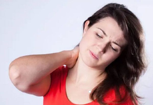 Không tốt cho cột sống cổ. Bình thường, đệm có độ đàn hồi tốt, là mặt phẳng lý tưởng để người dùng nằm các tư thế khác nhau, cơ thể thả lỏng hoàn toàn. Không xé màng nilon sẽ ảnh hưởng đến độ mềm của đệm. Nằm trên sẽ gây cảm giác đau lưng, căng cứng và khó chịu. Từ đó, ảnh hưởng đến chất lượng giấc ngủ, không tốt cho sức khỏe lâu dài.