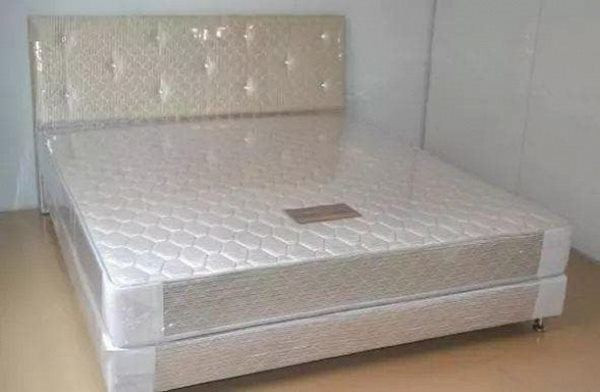 Đệm mút rất dày, khó làm sạch thường xuyên nên nhiều người khi mua đệm mới không xé màng nilon bọc ngoài. Bằng cách này, đệm sẽ luôn được giữ mới, chống bám bẩn, dễ lau chùi - rất tiện cho những gia đình có con nhỏ. Tuy nhiên, chuyên gia sức khỏe cho rằng thói quen sạch sẽ trên không hề có lợi.