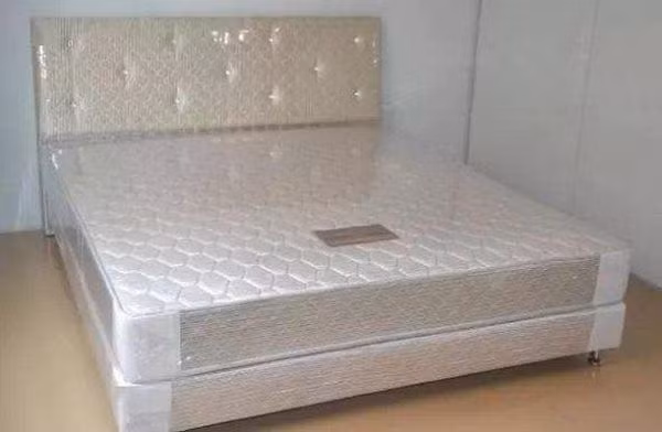 Đệm mút rất dày, khó làm sạch thường xuyên nên nhiều người khi mua đệm mới không xé màng nilon bọc ngoài. Bằng cách này, đệm sẽ luôn được giữ mới, chống bám bẩn, dễ lau chùi - rất tiện cho những gia đình có con nhỏ. Tuy nhiên, chuyên gia sức khỏe cho rằng thói quen sạch sẽ trên không hề có lợi.