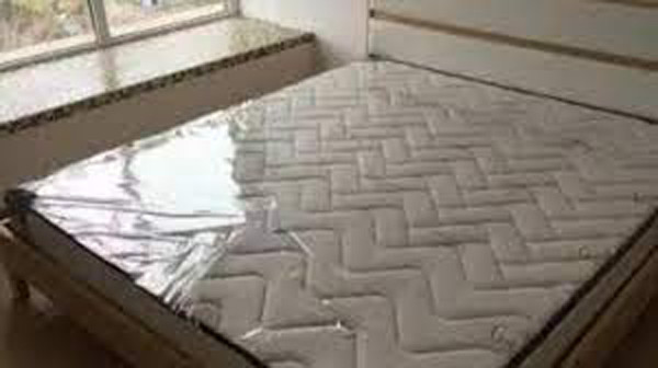 Việc để nguyên lớp nilon khi mua đệm hoặc bọc nilon cho đệm tiềm ẩn nguy cơ tiếp xúc với fomandehit.