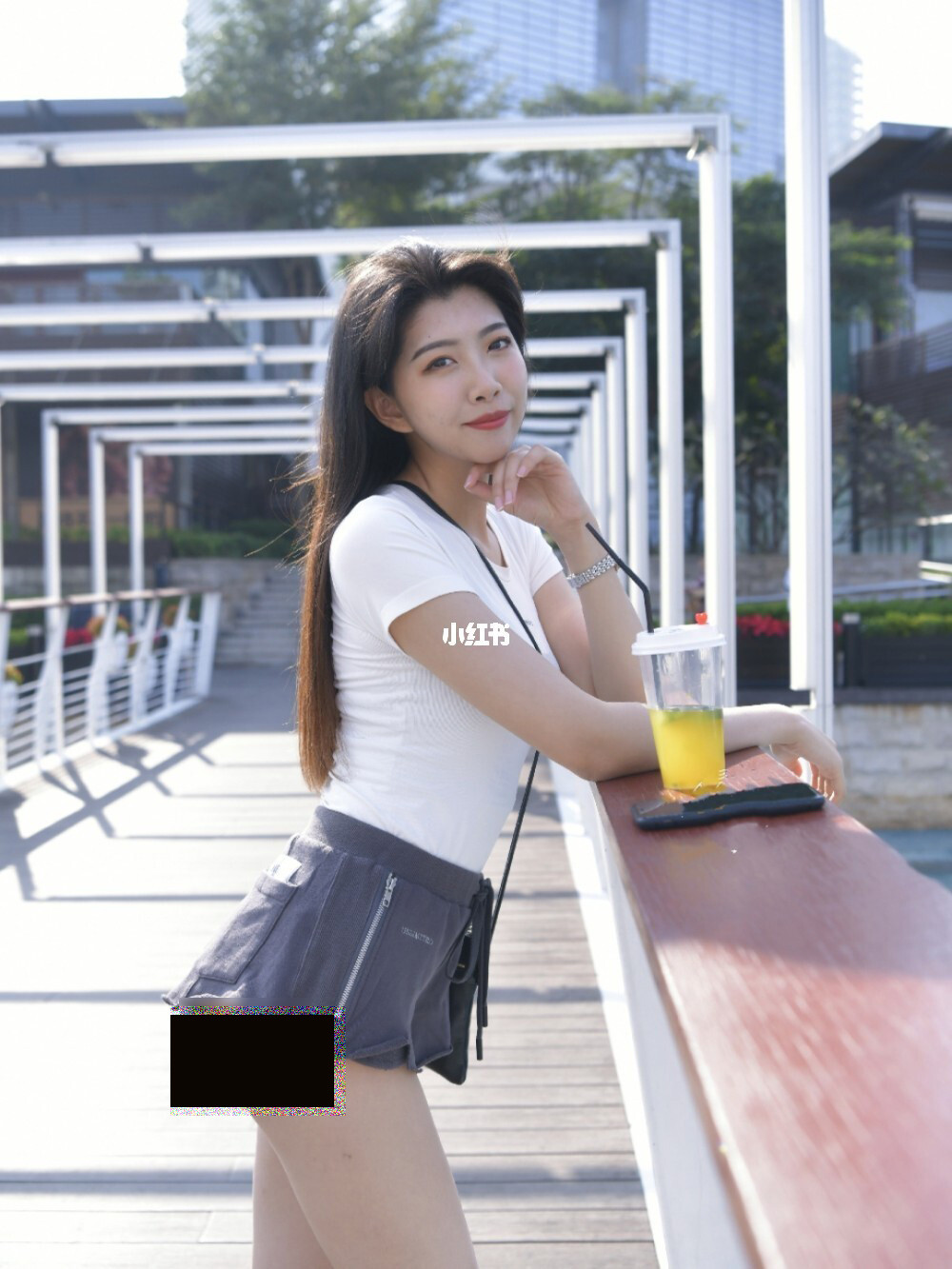 Không ít cô nàng còn tự tin với váy lộ cả vòng 3.