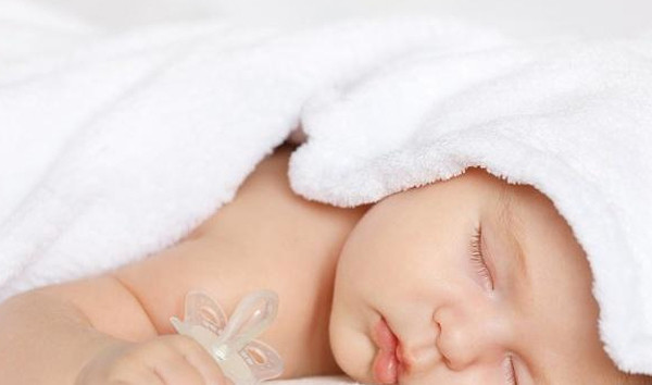 Kẽm là nguyên tố vi lượng cần thiết cho sự tăng trưởng và phát triển bình thường của trẻ. Nếu trẻ có dấu hiệu thiếu kẽm, mẹ cần kịp thời bổ sung. Trì hoãn sẽ khiến cơ thể suy yếu, thậm chí gây chậm phát triển.