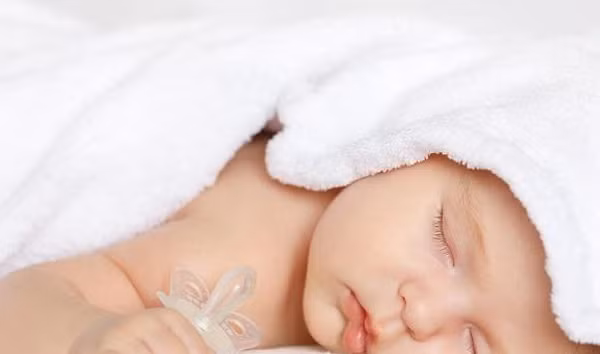 Kẽm là nguyên tố vi lượng cần thiết cho sự tăng trưởng và phát triển bình thường của trẻ. Nếu trẻ có dấu hiệu thiếu kẽm, mẹ cần kịp thời bổ sung. Trì hoãn sẽ khiến cơ thể suy yếu, thậm chí gây chậm phát triển.