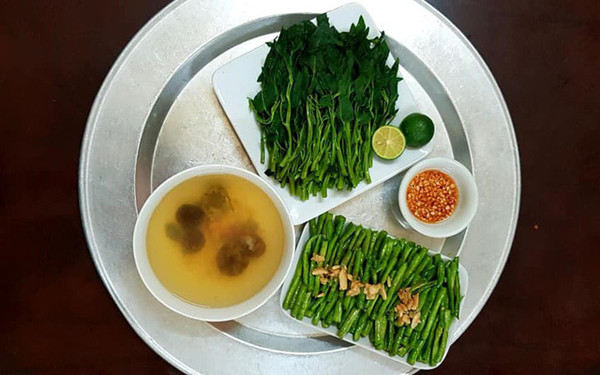 Ăn rau lá xanh trước. Một số nghiên cứu phát hiện, ăn rau trước bữa ăn có thể làm giảm đáng kể lượng đường trong máu và phản ứng insulin sau bữa ăn. Đồng thời, nó khiến mức đường huyết dao động trong ngày ổn định hơn.