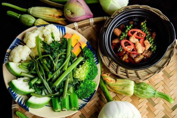 Sau khi ăn rau lá xanh, bệnh nhân tiểu đường nên thưởng thức các món chính khác như thịt, cá. Cuối cùng là các món giàu carbohydrate như cơm, yến mạch...