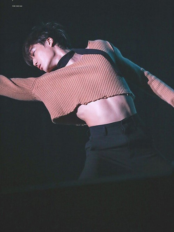 Vậy nhưng, đôi lúc nam giới cũng khiến người nhìn hoang mang khi chọn những chiếc áo đầy nữ tính. Chẳng hạn, chọn áo croptop len gân, anh chàng Kai của nhóm EXO (Hàn Quốc) khiến fan vô cùng bất ngờ với vẻ ngoài của mình.
