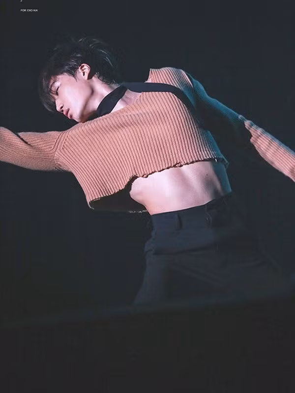 Vậy nhưng, đôi lúc nam giới cũng khiến người nhìn hoang mang khi chọn những chiếc áo đầy nữ tính. Chẳng hạn, chọn áo croptop len gân, anh chàng Kai của nhóm EXO (Hàn Quốc) khiến fan vô cùng bất ngờ với vẻ ngoài của mình.