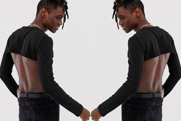 Trước sự hấp dẫn của mẫu áo, nhiều nhà mốt cho ra mắt mẫu croptop dành cho nam giới. Trong số đó, có thương hiệu thời trang ASOS (Anh).