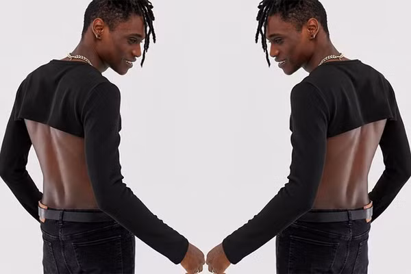 Trước sự hấp dẫn của mẫu áo, nhiều nhà mốt cho ra mắt mẫu croptop dành cho nam giới. Trong số đó, có thương hiệu thời trang ASOS (Anh).