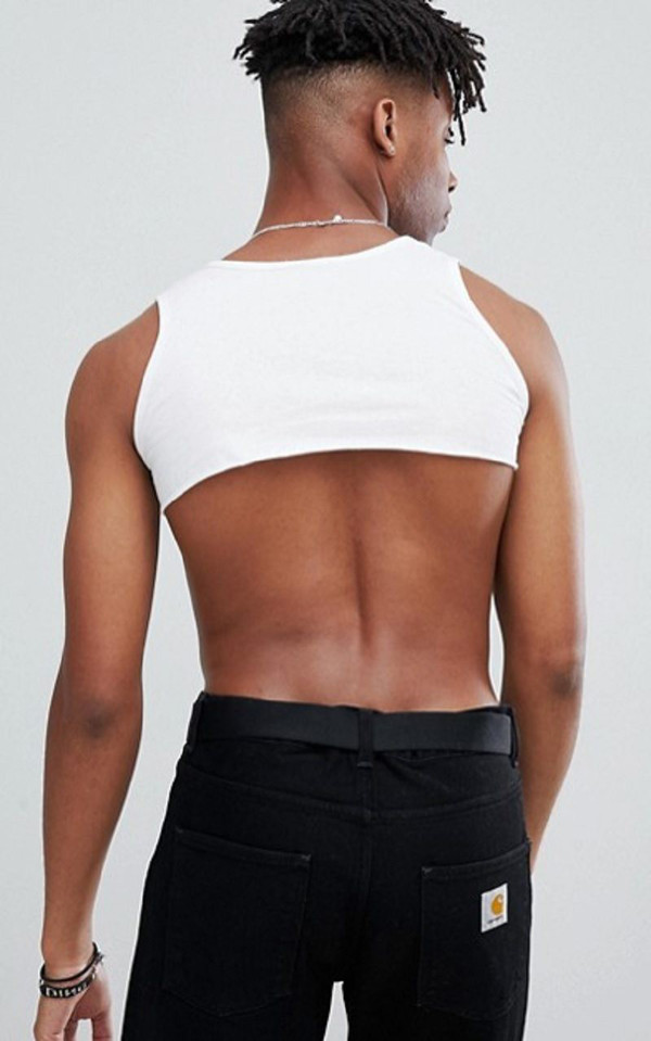 Điều đặc biệt là chiếc áo có tính ứng dụng không cao song được người dùng đón nhận nhiệt tình. Chỉ thời gian ngắn lên kệ, mẫu áo croptop cho nam đã chính thức “cháy hàng”.