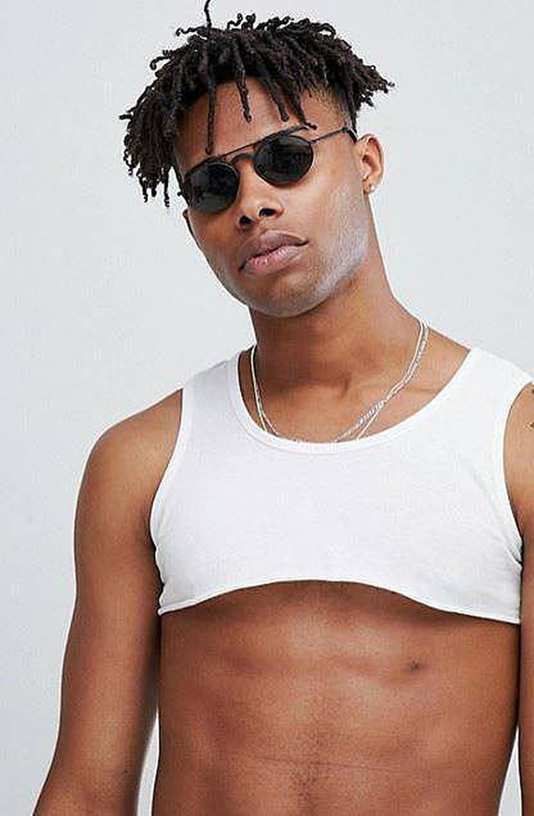 Vậy nhưng, ASOS không đưa ra bất cứ phản hồi nào. Thậm chí, họ còn mô tả sản phẩm sẽ giúp nam giới trở nên quyến rũ hơn khi kết hợp với quần jeans.