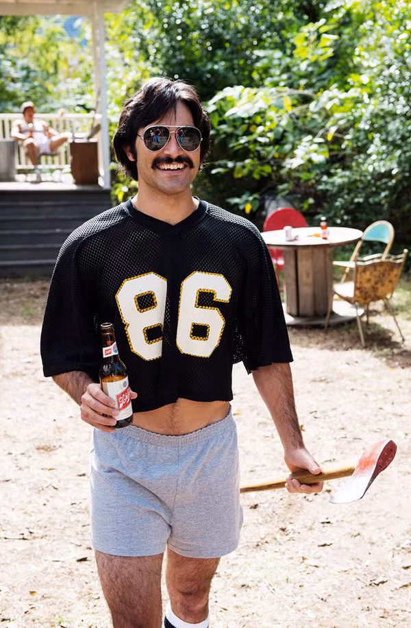 Thực tế, việc đàn ông mặc croptop không phải chuyện hiếm. Tín đồ thời trang từng chứng kiến những màn lên đồ độc đáo từ những năm 1970.