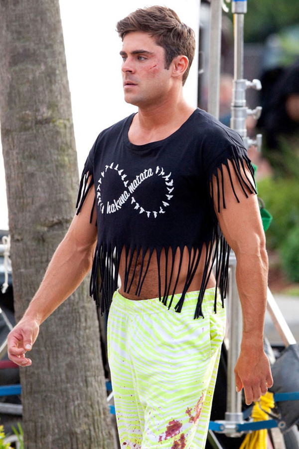 Zac Efron diện mốt áo crop top tua rua trong lúc quay bộ phim Dirty Granpa năm 2015.