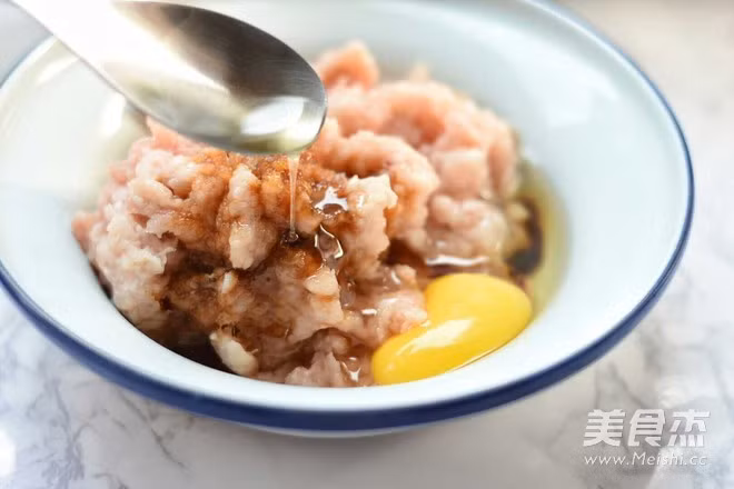 Thêm mật ong để thịt có chút vị ngọt. Trẻ em thường thích vị ngòn ngọt, mằn mặn.