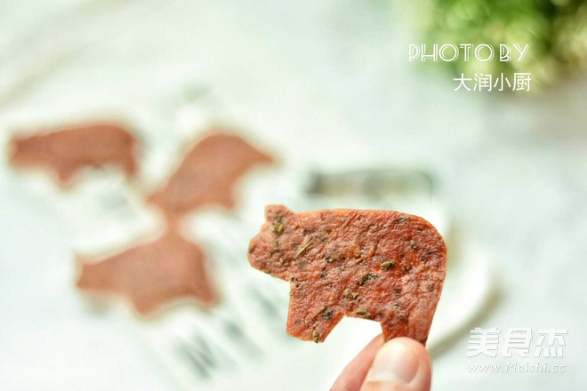 Món thịt giấy chính là một mẹo giúp bé ăn thịt thun thút. Món ăn được làm từ thịt cán mỏng nên gọi là thịt giấy, có hương vị ngon lành như một món ăn vặt.