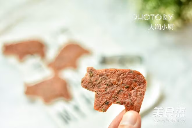 Món thịt giấy chính là một mẹo giúp bé ăn thịt thun thút. Món ăn được làm từ thịt cán mỏng nên gọi là thịt giấy, có hương vị ngon lành như một món ăn vặt.