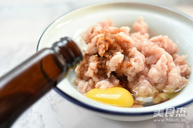 Thêm trứng, hạt tiêu, xì dầu.