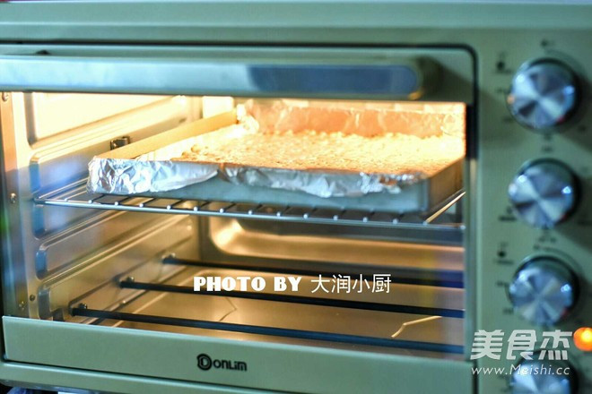 Tháo màng bọc, nướng khoảng 28 phút ở nhiệt độ 180 độ. Tiếp tục phết mật ong trên bề mặt rồi nướng thêm vài phút.