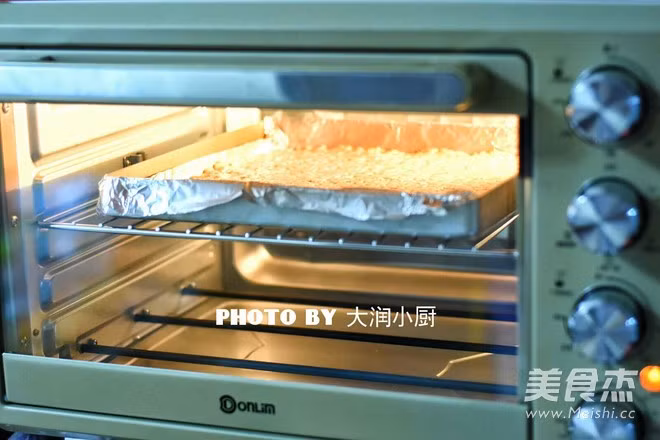 Tháo màng bọc, nướng khoảng 28 phút ở nhiệt độ 180 độ. Tiếp tục phết mật ong trên bề mặt rồi nướng thêm vài phút.