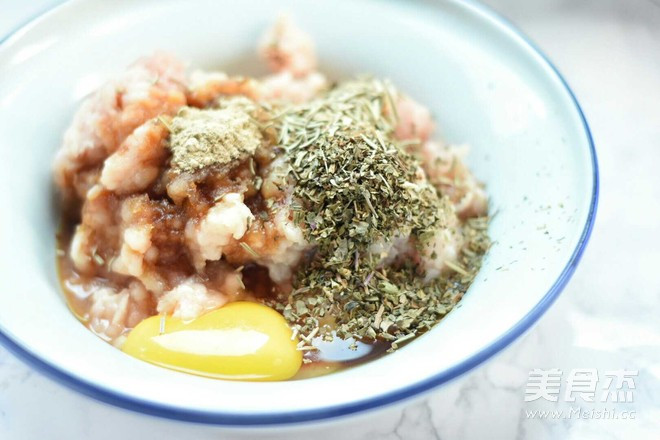 Có thể thêm lá xạ hương tạo mùi thơm. Trộn hỗn hợp theo chiều kim đồng hồ, để 10 phút.