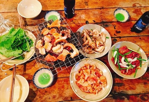 Giải thích điều này, các nhà khoa học cho biết ăn đêm, đặc biệt là ăn nhậu với rượu bia sẽ khiến gan và hệ tiêu hóa phải “làm việc thêm giờ”. Thời điểm này chúng nên được nghỉ ngơi, tự sửa chữa thay vì gồng mình để giải độc, tiêu hóa thức ăn...