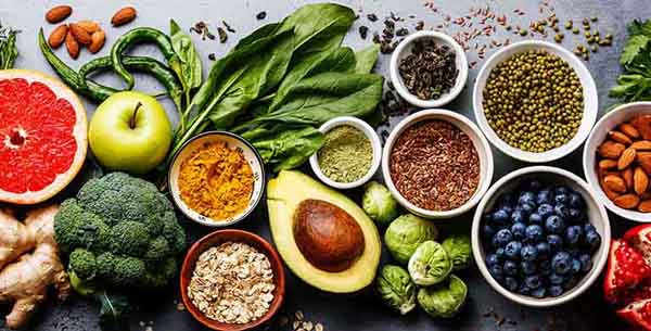 Để đảm bảo 2 nguyên tắc trên, bạn nên ăn ít dầu mỡ, đồ cay, rượu bia. Chú ý bổ sung nhiều trứng, đậu phụ, cá, rau lá xanh và các loại thực phẩm giàu protein, vitamin để cung cấp đầy đủ dinh dưỡng cho gan. Ảnh: Internet