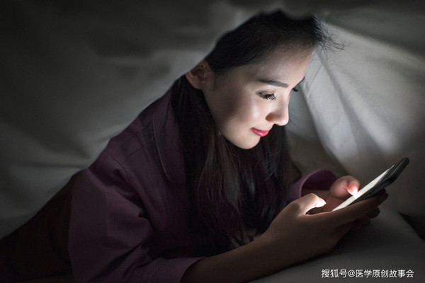 Thức khuya, sử dụng thiết bị điện tử. Điện thoại được ví là thiết bị gây “nghiện” nhất trong cuộc sống hiện đại. Tuy nhiên, bạn chỉ nên sử dụng chúng ban ngày, một cách khoa học để bảo vệ sức khỏe.