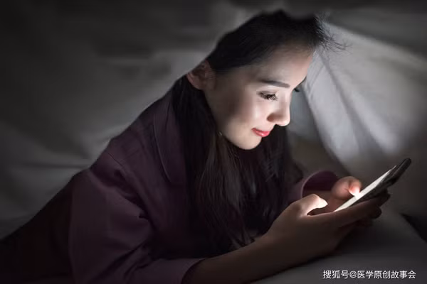 Thức khuya, sử dụng thiết bị điện tử. Điện thoại được ví là thiết bị gây “nghiện” nhất trong cuộc sống hiện đại. Tuy nhiên, bạn chỉ nên sử dụng chúng ban ngày, một cách khoa học để bảo vệ sức khỏe.