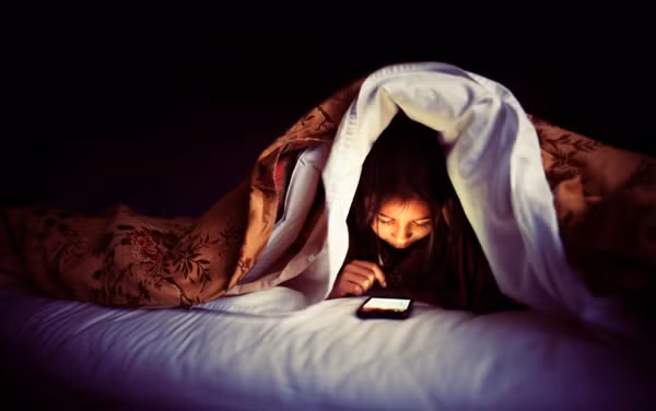 Ngược lại, sử dụng điện thoại trước khi ngủ ban đêm sẽ khiến bạn mất kiểm soát thời gian, dễ dẫn tới tình trạng thức khuya.