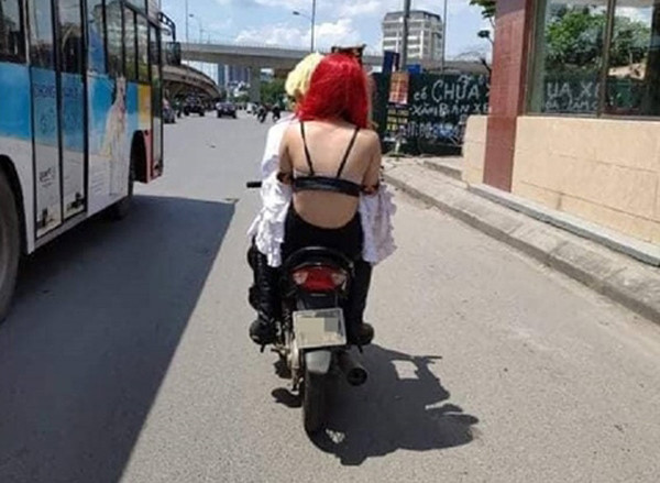 Cách đây không lâu, cộng đồng mạng Việt từng được dịp xôn xao chia sẻ bức ảnh cô gái ăn mặc kiệm vải, hồn nhiên di chuyển trên đường phố bất chấp cái nóng lên đến 40 độ. Dù chỉ chụp từ đằng sau, cô gái để hở nguyên mảng lưng trần trông vô cùng bất lịch sự.