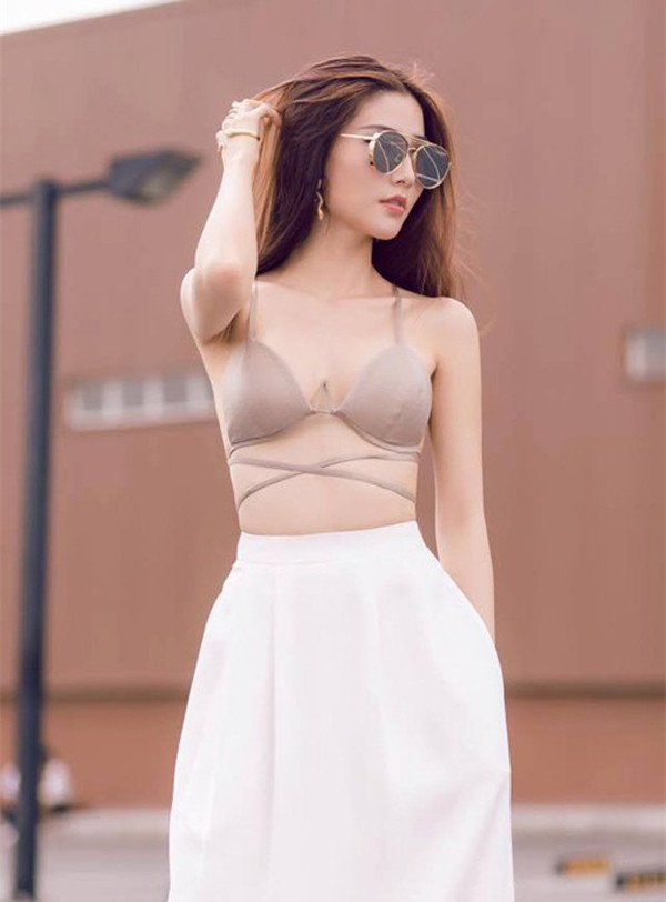 Không hề kém cạnh, Diễm My 9X lên đồ với phong cách bra khiến fan đứng ngồi không yên. Tông màu nude giúp người đẹp khoe được tối đa thân hình nuột nà cùng làn da mịn màng “vạn người mê”.