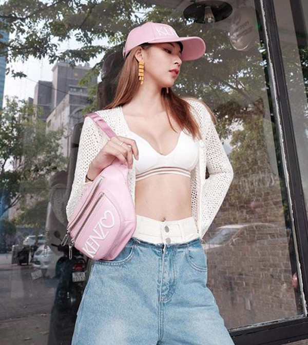 Không chỉ được lòng mỹ nhân xứ ngoại, phong cách bra còn được nhiều mỹ nhân Việt tự tin diện trên phố. Phí Phương Anh từng được khen hết lời khi diện bra nửa kín nửa hở, tạo outfit khỏe khoắn và năng động.