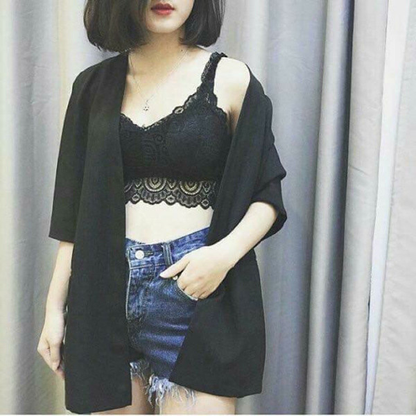 Nếu vẫn muốn khoe hình thể, bạn có thể chọn mặc áo lót bản to với quần short hoặc chân váy cạp cao, gợi cảm mà vẫn rất sang trọng. Đôi khi, chỉ cần khoác chiếc áo mỏng bên ngoài, nó cũng mang lại tác dụng che bớt da thịt, lại trông cực kỳ duyên dáng. Ảnh: Internet