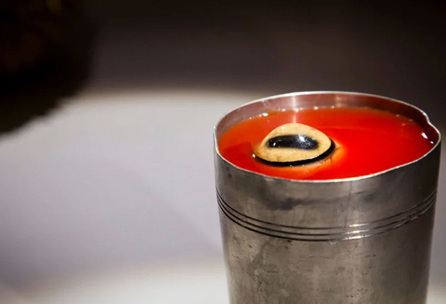 Món ăn kỳ quái từ khâu chế biến: nước ép nhãn cầu cừu, và nó đã được trang trí như đúng tên gọi.