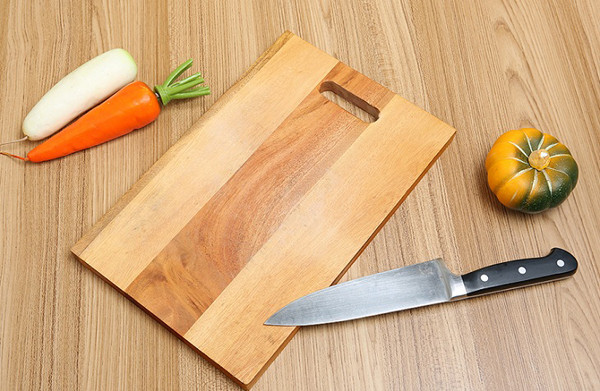 Thớt thường xuyên tiếp xúc với thực phẩm, việc lựa chọn loại thớt tốt cho sức khỏe, bảo quản đúng cách có ý nghĩa rất quan trọng. Nguyên nhân bởi quá trình cắt thái, vụn thức ăn nếu không được vệ sinh kỹ sẽ bám vào thớt, khiến vi khuẩn nhanh chóng sinh sôi.