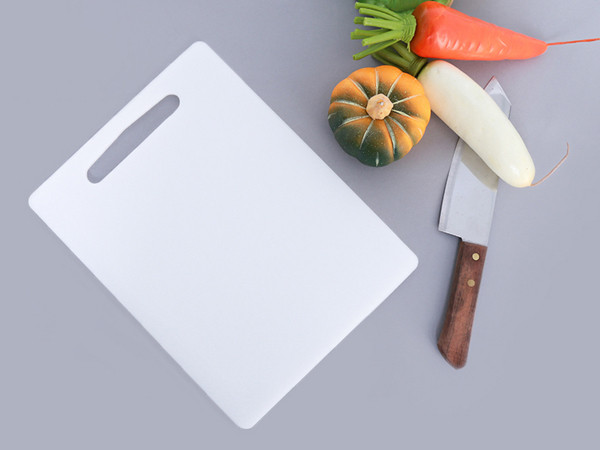 Thớt nhựa. Thớt nhựa khi ra đời được cho là khắc phục được hầu hết các nhược điểm của thớt gỗ. Cụ thể, nó có ưu điểm màu sắc bắt mắt, thiết kế hiện đại, không thấm nước, không có mùn, không bị mục, an toàn khi vệ sinh bằng máy rửa bát đĩa.