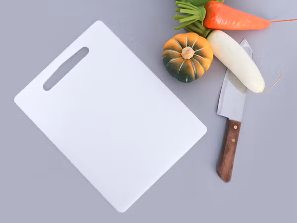 Thớt nhựa. Thớt nhựa khi ra đời được cho là khắc phục được hầu hết các nhược điểm của thớt gỗ. Cụ thể, nó có ưu điểm màu sắc bắt mắt, thiết kế hiện đại, không thấm nước, không có mùn, không bị mục, an toàn khi vệ sinh bằng máy rửa bát đĩa.