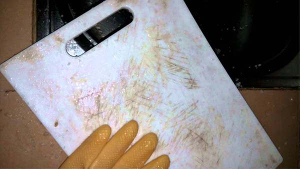 Theo nhiều nghiên cứu, thớt làm bằng nhựa dù đã được làm sạch và khử trùng đến vài lần thì vi khuẩn vẫn còn. Điều này cho thấy so với thớt gỗ, thớt nhựa khó mà so bì được về độ vệ sinh an toàn và sạch khuẩn.