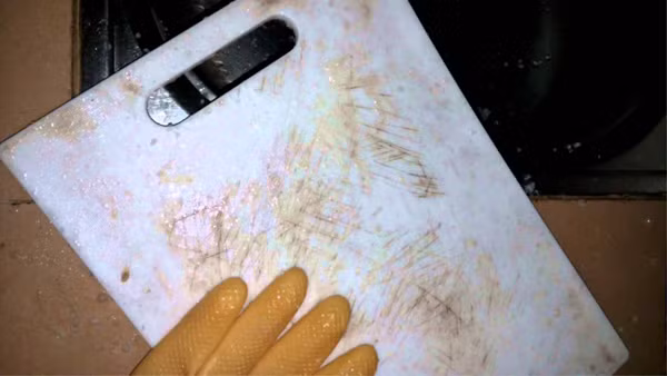 Theo nhiều nghiên cứu, thớt làm bằng nhựa dù đã được làm sạch và khử trùng đến vài lần thì vi khuẩn vẫn còn. Điều này cho thấy so với thớt gỗ, thớt nhựa khó mà so bì được về độ vệ sinh an toàn và sạch khuẩn.