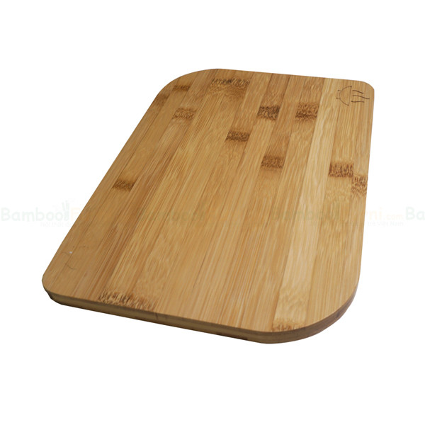 Thớt tre. Ưu điểm của thớt tre là bảo vệ lưỡi dao tốt, nhẹ, giá thành hợp lý. Vậy nhưng, các loại thớt tre được làm bằng cách ghép nối nên rất dễ biến dạng, nứt sau thời gian sử dụng. Quá trình ghép nối, thớt cũng có thể chứa thành phần hóa học formaldehyde cực độc.