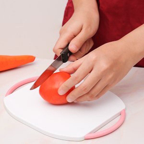 Nhược điểm của thớt nhựa là không chịu được lực tác động lớn, có nhiều vi khuẩn chứa trên bề mặt đã sử dụng, mùi thực phẩm có thể bám lên mặt thớt rất lâu.