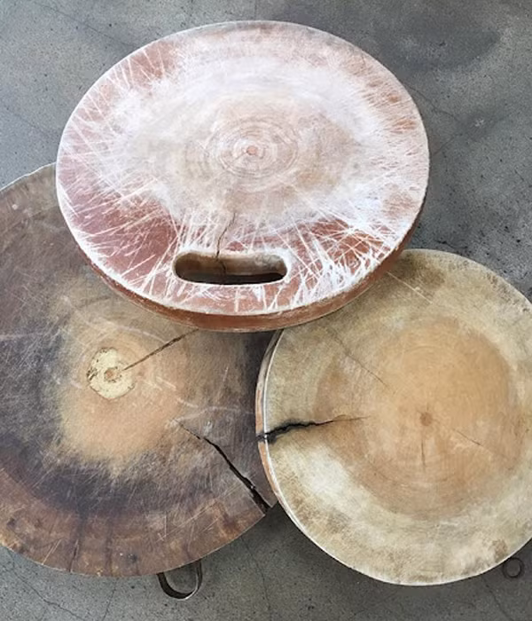 Khuyết điểm của thớt gỗ là dễ bị nứt, cong vênh và ngấm nước, tạo điều kiện cho vi khuẩn phát triển. Thớt còn có thể được làm từ gỗ ghép. Hầu hết loại thớt này đều chứa thành phần hóa học từ keo như formaldehyde.