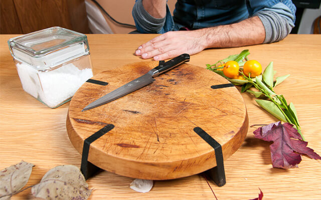 Ngay cả khi lau rửa, tráng bằng nước nóng cũng không thể làm sạch được độc tố này. Chính vì vậy, lựa chọn loại thớt tốt cho sức khỏe có ý nghĩa vô cùng quan trọng.